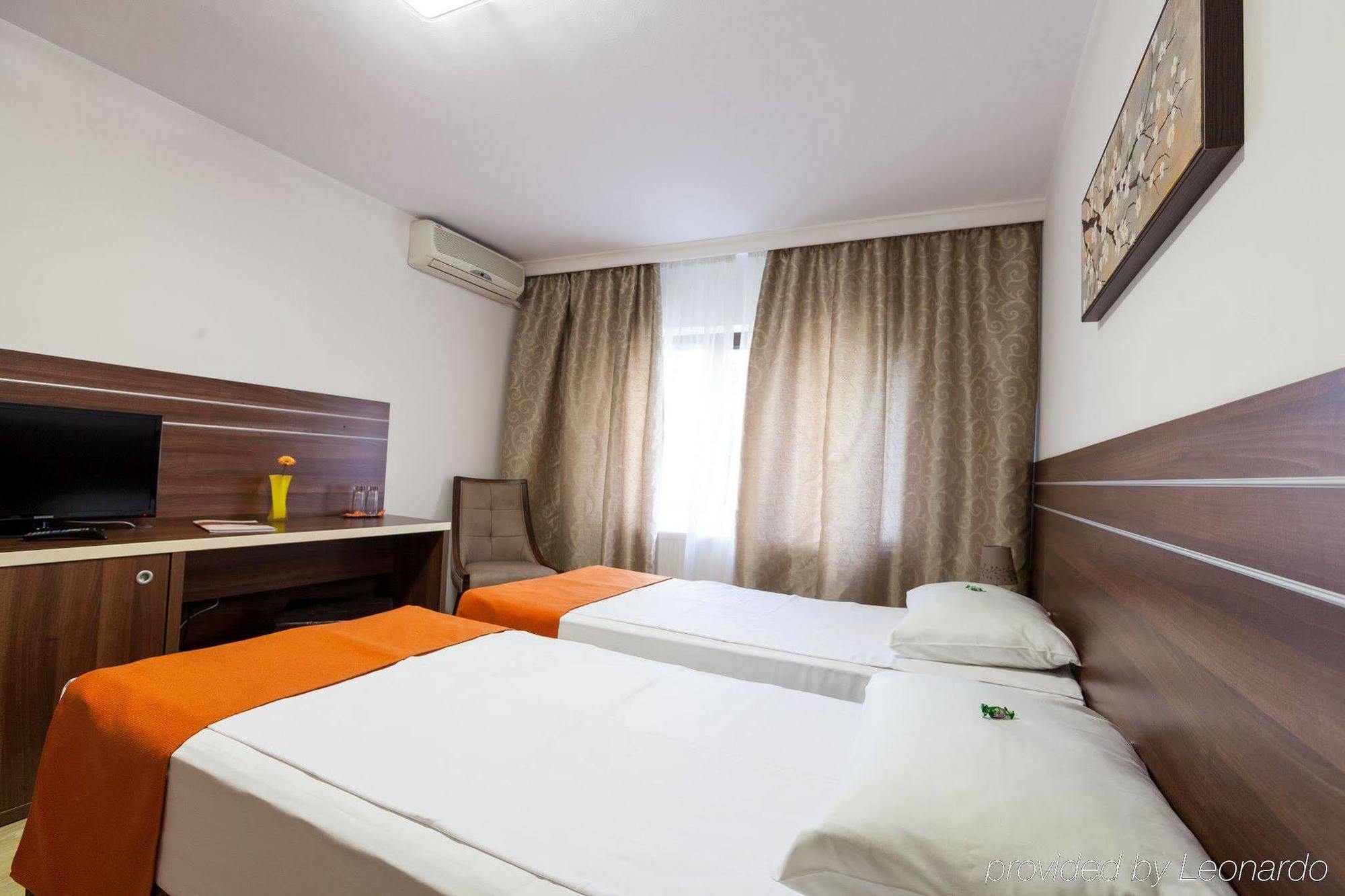 Hotel Nelisse Bukares Bagian luar foto