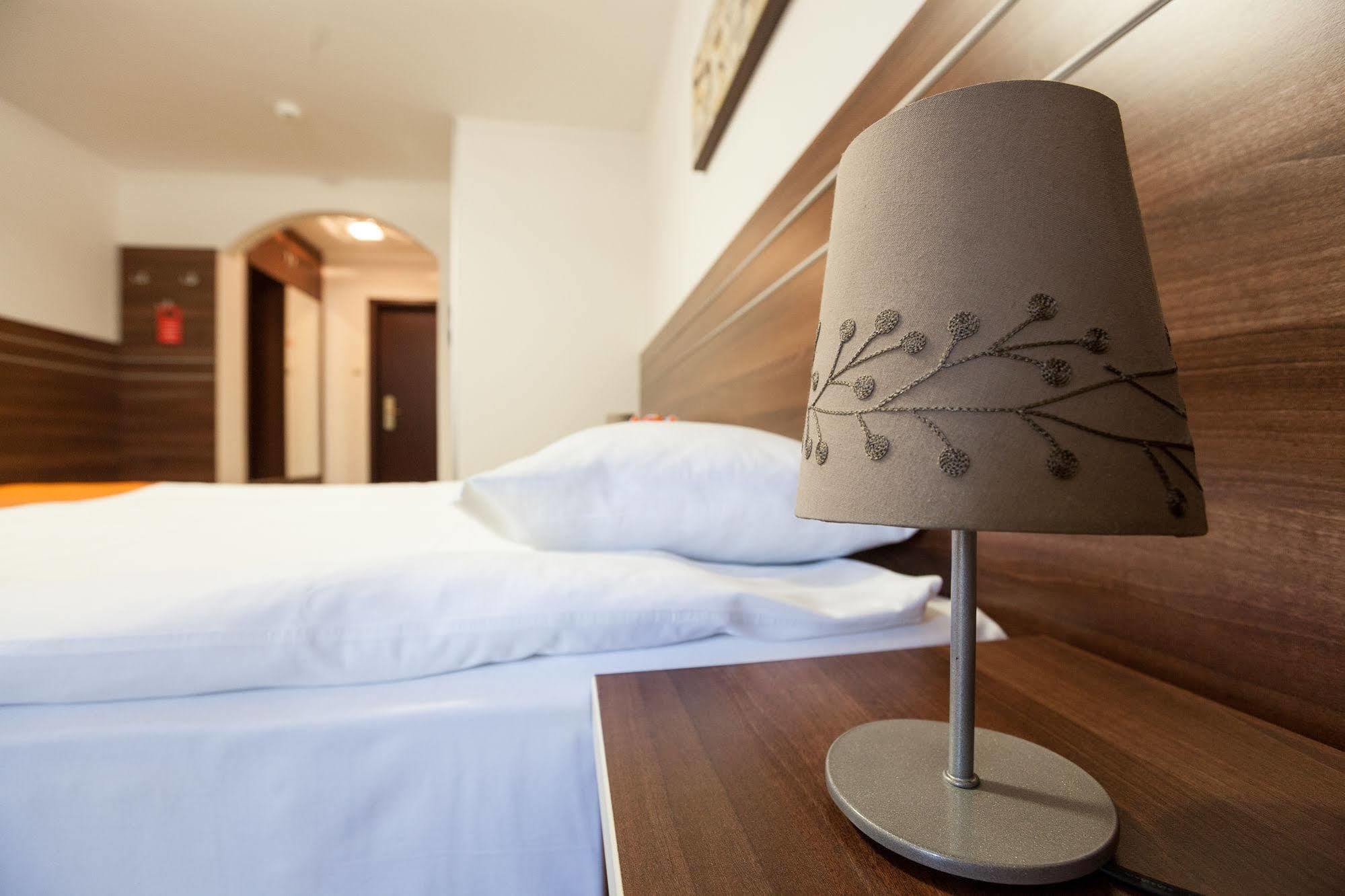 Hotel Nelisse Bukares Bagian luar foto