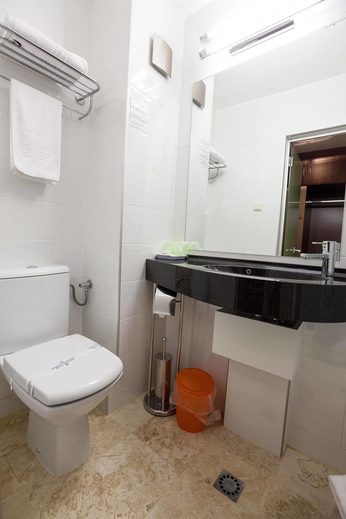 Hotel Nelisse Bukares Bagian luar foto