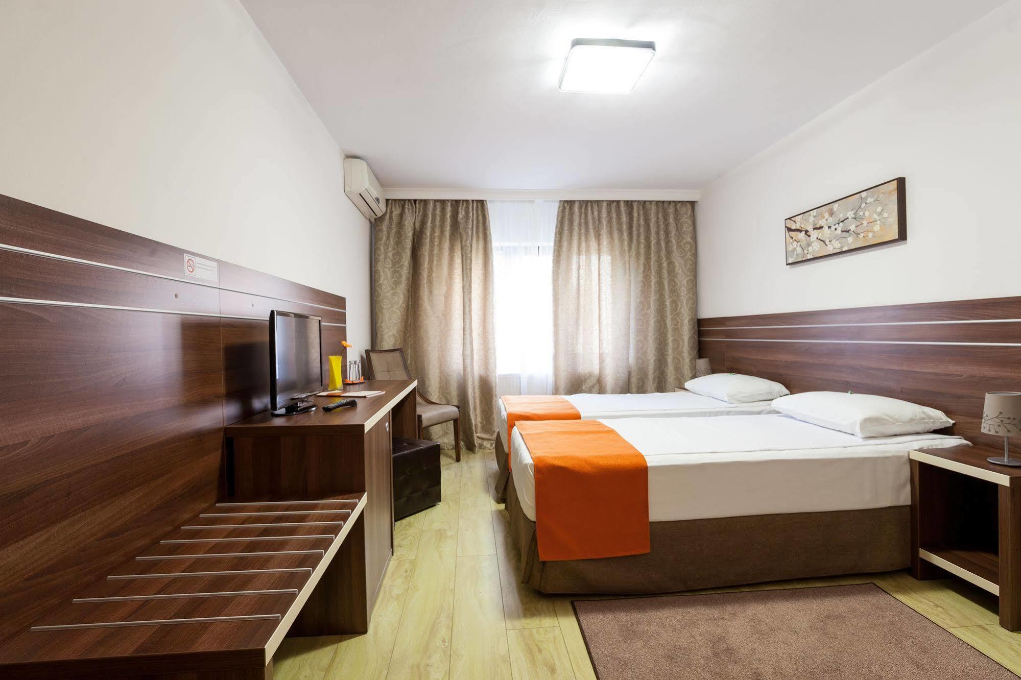 Hotel Nelisse Bukares Bagian luar foto