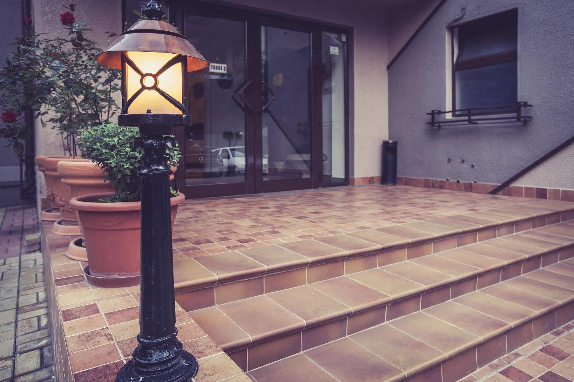 Hotel Nelisse Bukares Bagian luar foto