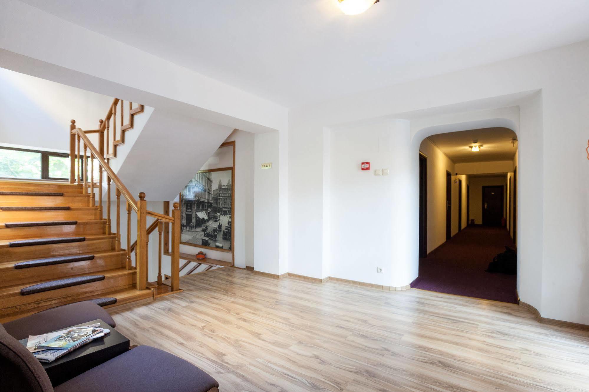 Hotel Nelisse Bukares Bagian luar foto