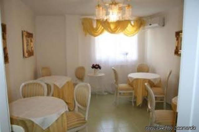 Hotel Nelisse Bukares Bagian luar foto